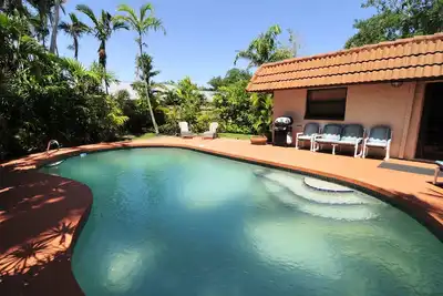 Image de Cocoa Beach Bungalow - Four bedroom pool home that is four blocks from beach