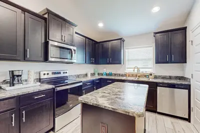 Image de Dog-friendly coastal home w\/ yard, near attractions, Ac, W\/D, WiFi