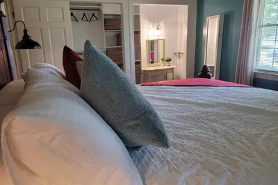 Image de Spacious 4-bedroom cottage with California King, that is pet friendly.