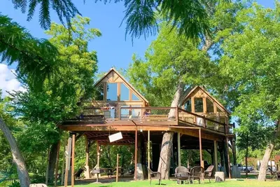 Image de Waterfront Prairie Flower Treehouse