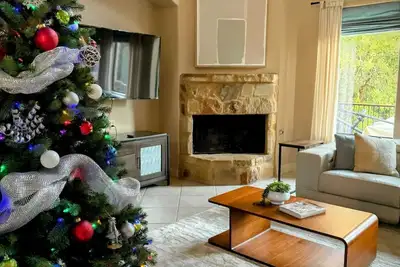 Image de Luxurious Lakeway Retreat with Game Room & Firepit - Sleeps 10!