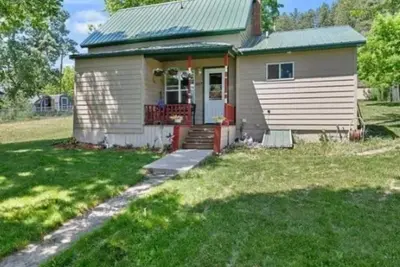 Image de Charming 2-bedroom cottage 8 miles from Sturgis with WiFi, Ac and parking space!