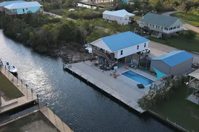 Image de 3 bedroom house, full size swimming pool and 100' of docked waterfront access.