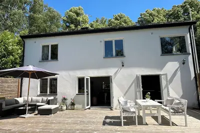 Image de Villa med perfekt läge - bo nära havet, butiker och nå Stockholm city på 20 min.