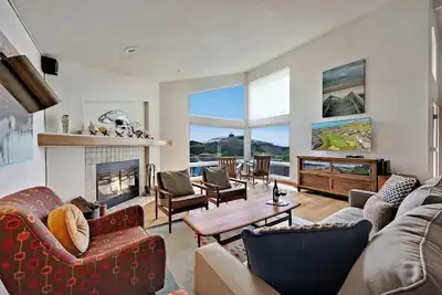 Image de Hummingbird Hideout! Golf Course View, Dog Friendly, Hot Tub, Walk to the Beach!