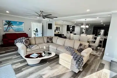Image de Luxury Modern Midtown Home - Tuscaloosa. Certain discounts apply! ! ! !