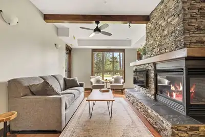 Image de Grizzly Springs | Outdoor Pool/Hot Tub | Fireplace