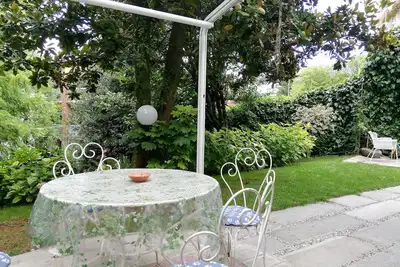 A stone's throw from the center, charming, with garden