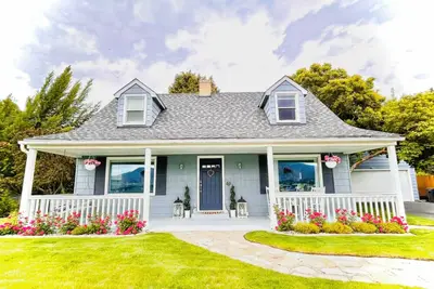 Image de Family-friendly home with a private heated pool, hot tub and gas grill