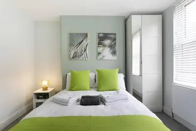 Image de Room 2 · Studio in Nottingham- Near attractions and dining| Pass The Keys