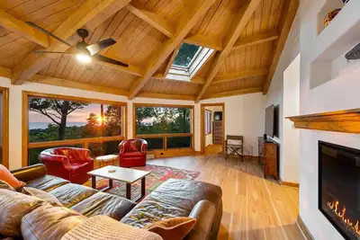 Image de Amazing Green Bay sunsets. Dog-friendly fenced yard. King beds. Open spaces.