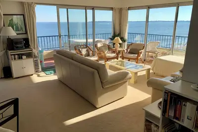 Face à la mer, une des plus belles vues de la baie à apprécier en famille.