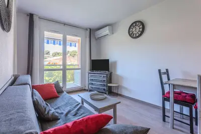 Image de Appartement 'Appartement Bormes-les-Mimosas' avec balcon et climatisation