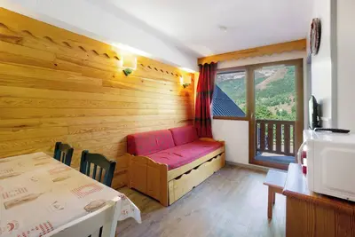 Image de Appartement 'A2 104 Appart Au Pied Des Pistes' avec vue sur les montagnes et balcon