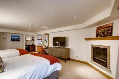 Image de 2 Pet-Friendly Suites Steps from Slopes Fun & Cozy Gas Fireplaces - Parking!