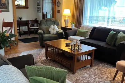 Image de Charming Bungalow / ❤️ of Bay View / Parking - Central Air - Deck - Washer/Dryer