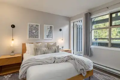 Image de ❄︎Jersey Cream at Arrowhead Point❄︎ | Renovated 2 Br Ski In/Ski Out | Private Hot Tub