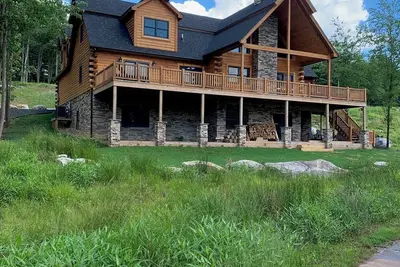 Image de Charming Mountain Side Lodge in Deep Creek Lake - Spacious, 5-bedroom house.