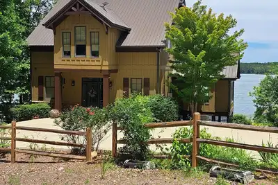 Image de Quiet Reflections\nSpacious 5-Br house with Outstanding Views, Hot Tub Sleeps 14
