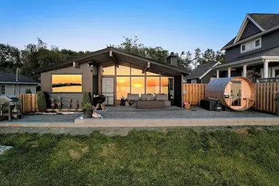 Image de Obsidian - Beachfront Mid-Century Modern with Sauna and Air Conditioning