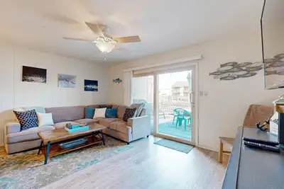Image de Water-view townhouse with boat slip, shared pools, near beaches