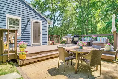 Image de 4 Mi to Bristol Beach: Cottage w/ Pond & Deck