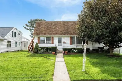 Image de Cozy 2-bdrm cottage 2nd floor in quiet south end Ocean City. Ac, WiFi, big deck.