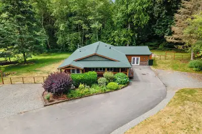 Image de Dog Friendly Acreage in Issaquah's Mirrormont Neighborhood with Hiking Access