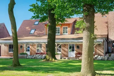 Image de Appartement de vacances \"Eichengeflüster Schwalbenloft\" avec terrasse privée sous les chênes
