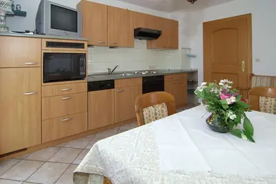Image de Ferienwohnung 2 fĂĽr 2-5 Personen im Og, 70 qm, 2 Schlafzimmer, 1 WohnkĂĽche mit SĂĽdbalkon