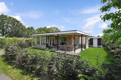Image de This holiday home combines luxury and comfort with a tranquil location in the charming Alexanderpark, perfect for a relaxing vacation.