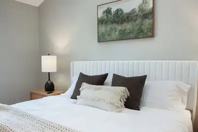 Image de Luxury, fully furnished, dog friendly townhouse with attached garage.