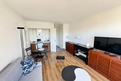 Image de Studio rénové avec grand balcon, centre-ville, proche plage