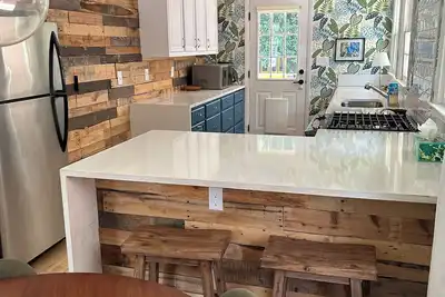 Image de Walkable neighborhood! The Sun House - Entire home to yourself