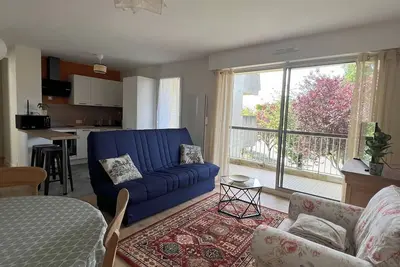 Image de Appartement T2 lumineux avec balcon, parking et proche centre-ville – 4 pers