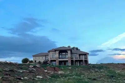 Image de Luxurious Lakefront Retreat with Theater Room, Game Room, and Lake Access