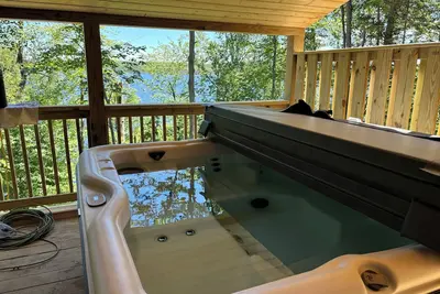 Image de Six bedroom lake front cabin with hot tub and outdoor fire pit