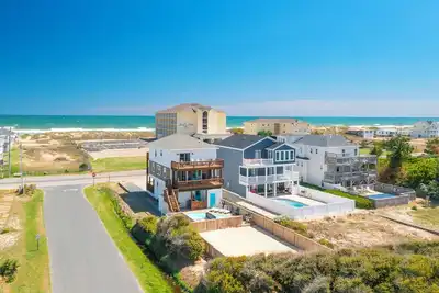 Image de Pet-friendly semi-oceanfront home w/ pool, hot tub, rec room & ocean views!
