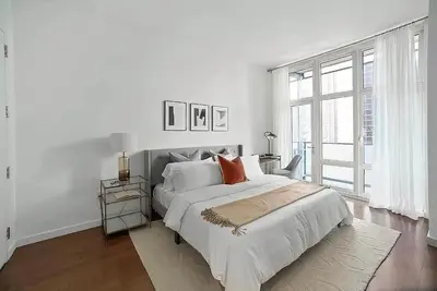 Image de Furnished Oversized 1 Bedroom with Home Office Short-Term Available\n