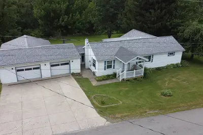Image de \"Cloud Vine\" 4-bedroom home in Erie County's North East, Pa! Easy access to all!