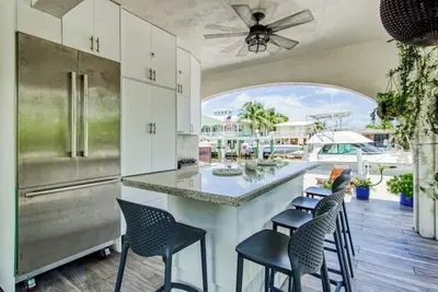 Image de Waterfront Oasis with hot tub!