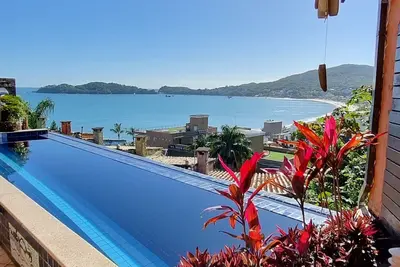 Image de Santorini House - Heated Pool - 4bedroom - 140mt From Bombinhas Beach,
