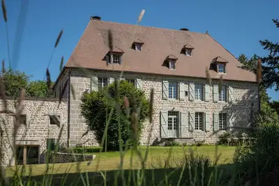 Image de Une demeure ancienne d'exception, parc, piscine extérieure, espace bien-être.