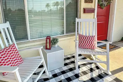 Image de Red Door Ranch on 2nd St: Walk to Old Town & Shops - Pet-Friendly, Large Yard