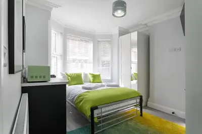 Image de Room 1 · Charming Studio in Nottingham– Perfect for Couples| Pass The Keys