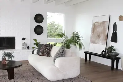 Image de Newly remodeled hilltop home with stunning views\n\n