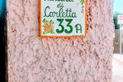 Image de Carletta's House Independent apartment with small garden