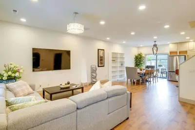 Image de 1 Mi to Downtown: New Albany Home w\/ Yard