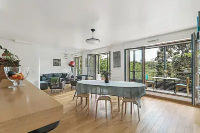Image de Elegant 2 Bedroom Parisian flat with lovely balcony view of the Père Lachaise