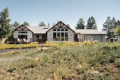 Pickleball Mountain Paradise with 3 bedrooms and hot tub